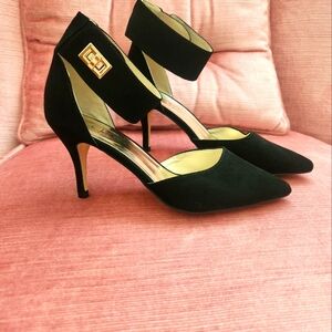 (Nicole Miller) Brandy Gold Clasp Heels